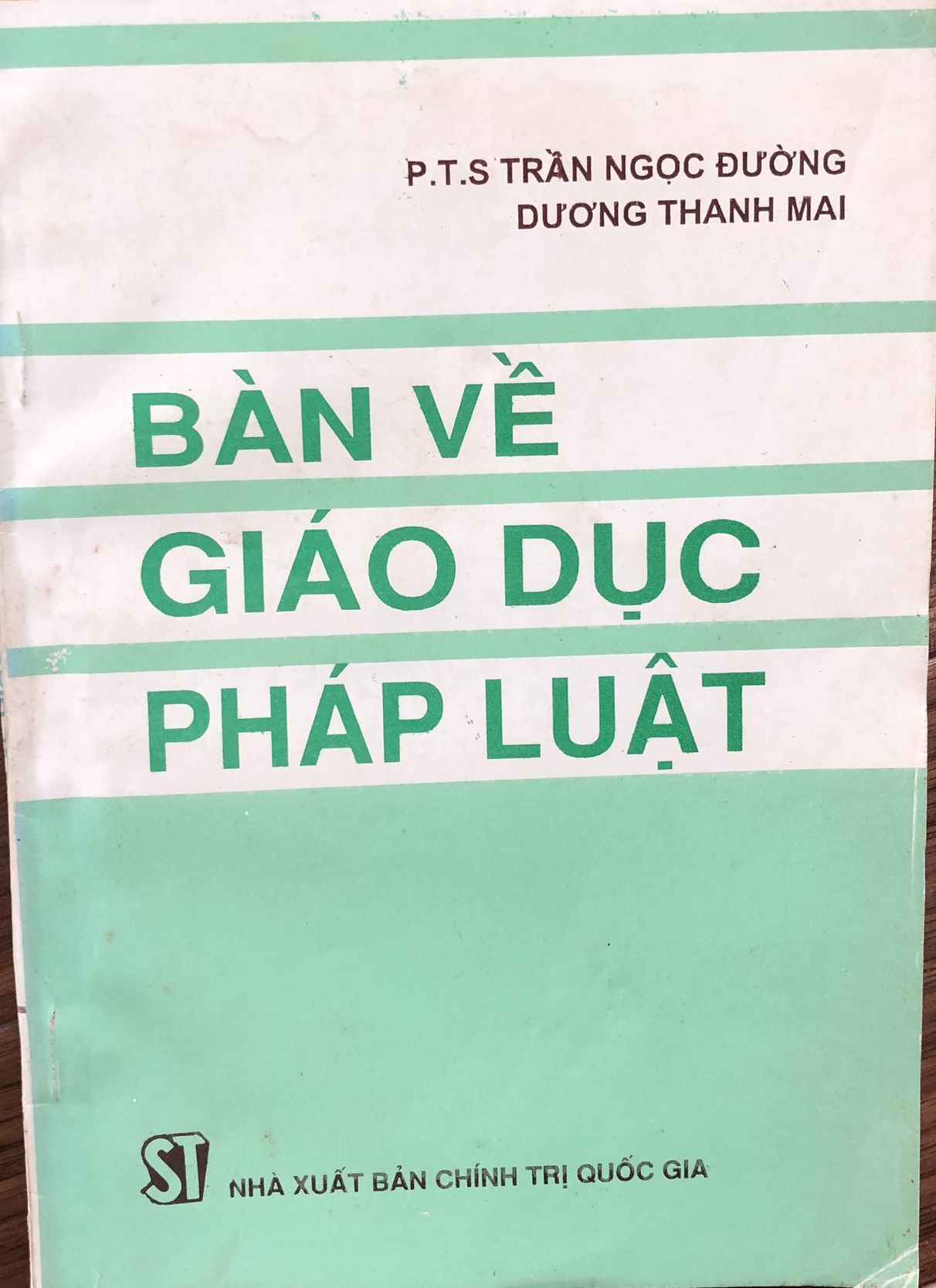 Bàn về giáo dục pháp luật